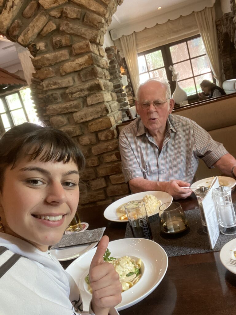 Veedelshelfer isst Mittag mit einem Senior